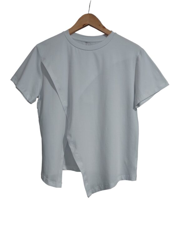 T-SHIRT WITH OPENING IN THE FRONT