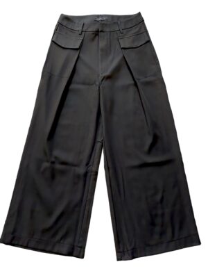 TROUSERS WITH EXTERIOR FRONT POCKETS